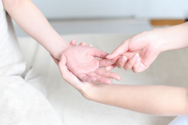 ［伊東市、エステ］手の指から始まる、全身関節揉みほぐしの凄さ！